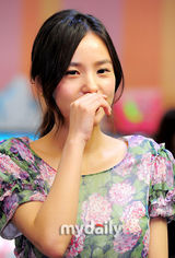 组图：韩星闵孝琳为化妆品宣传 碎花短裙显俏皮可爱