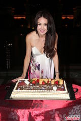 组图：温碧霞吊带裙亮相生日趴 与老公亲密接吻