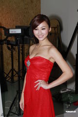 组图：港姐高海宁性感出镜 低胸红装秀浑圆半球