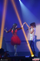 组图：许慧欣化身红天鹅开唱 男友亲临支持