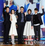 组图：权相佑珉豪等亮相《医学团队》发布会