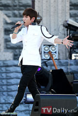 组图：《十月》演唱会隆重开幕 SJ圭贤捧场