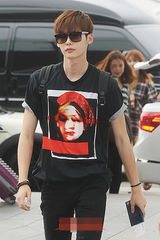 组图：李钟硕赴菲律宾拍新片 邻家男孩巨星范