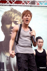 组图：吴克群新碟庆功会火爆 欲露腹肌答谢歌迷