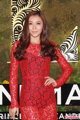 组图：熊黛林生日穿红色镂空裙亮相 许愿招桃花