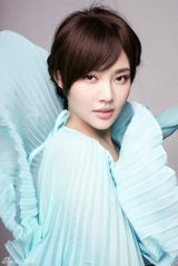 组图：徐冬冬化身丛林仙子 拖地长裙尽显优雅