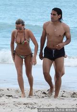 组图：球星法尔考海中爱抚娇妻 舔肚脐极度高调