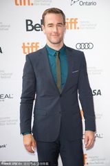 组图：布洛林撑《劳工》首映 温斯莱特深V秀沟