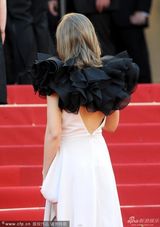 组图：《过往》首映 女主角深V露奶秀美腿