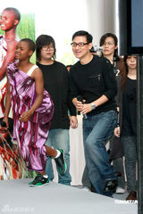 幻灯组图：张学友与非洲儿童合唱 崔健邦不怕被解雇