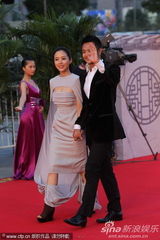 组图：颜丹晨长裙秀乳沟 与印小天牵手亮相红毯