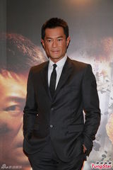 组图：《逃出生天》主创庆功 票房理想或拍续集