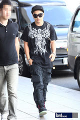 组图：BIGBANG太阳现身机场赴日本参加亚洲巡演