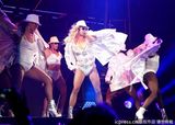 组图：布兰妮巡演诱惑升级 裙摆吹起狂野十足