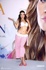 幻灯图：两大名模比基尼火辣风情 大秀风骚蛮腰