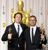 高清组图：奥斯卡后台获奖众星举金人光彩照人