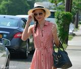 组图：米兰达碎花裙戴五边形黑超 展甜美时尚风