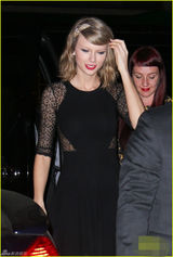 组图：斯威夫特镂空裙性感 腿部现奇怪红斑