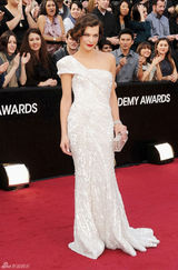 高清组图：奥斯卡红毯米拉-乔沃维奇红唇秀香肩