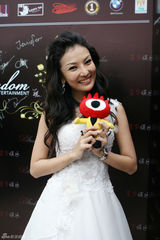 高清图：马来西亚艺人童冰玉百万“嫁”星梦娱乐