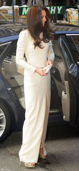 高清图：英国王妃凯特白色高开衩长裙端庄迷人