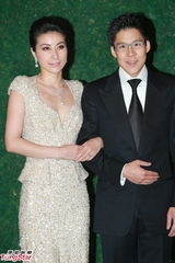 组图：晶刚香港婚宴 郭晶晶坠钻礼服挽霍启刚亮相