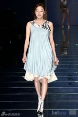 组图：玄英裴瑟琪等众星盛装出席 助阵时装秀