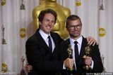 高清组图：奥斯卡后台获奖众星举金人光彩照人