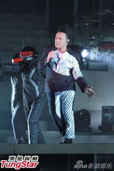 组图：陈奕迅开唱造型似黑山老妖 少说话多唱歌