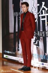 组图：李敏镐红装宣传《继承者》 主创华丽齐聚