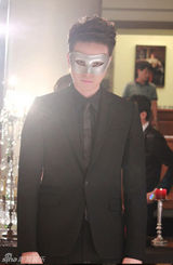 组图：韩星李栋旭广告片场照贵公子范儿十足