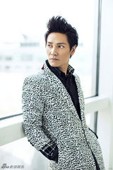 组图：丁子峻时尚街拍化身花样熟男