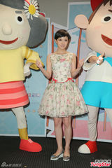 组图：郭采洁做公益否认劈腿 碎花裙展田园风情