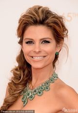 组图：玛丽娅-曼努诺斯艾美红毯秀完美好身材