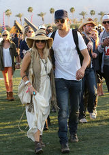 组图：黑眼豆豆主唱菲姬诞子 盘点夫妻恩爱照