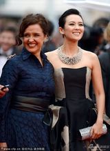 组图：章子怡灰墨裹胸裙走红毯妆容精致