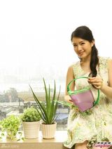 组图：苟芸慧拍广告 手拿小提琴化身音乐才女