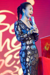 组图：柳岩性感深V裹身裙出席活动 男粉丝送抱