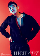 组图：韩星刘亚仁时尚写真 锁骨迷人个性张扬