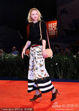 组图：《断开》首映 超模莉丽水墨短裙显个性