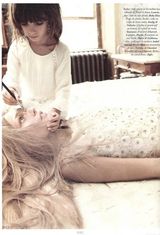 组图：俄罗斯超模萨莎与可爱幼女合影温馨