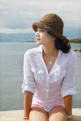 组图：曹曦文海边享受阳光 素颜美腿秀火辣身材