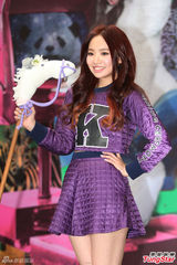 组图：台女歌手翻滚劈腿露底裤 熊抱黄鸿升