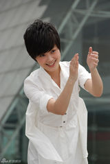 高清组图：李宇春献歌大运会 与志愿者同拍MV