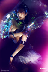 组图：Angelababy熊黛林变身外星尤物演绎月历