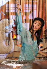 高清图：石小群变身叛逆平民代言人 百变造型成看点