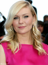 组图：邓斯特戛纳走秀紫红裙装简约亲切