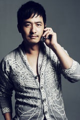 组图：郭晓冬拍大片玩深沉 展成熟男人魅力