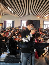 组图：陈楚生与交响乐团排练 不惧哈尔滨低温