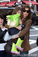 幻灯图：凯蒂抱女儿逛名店 小苏瑞绿包绿靴惹眼